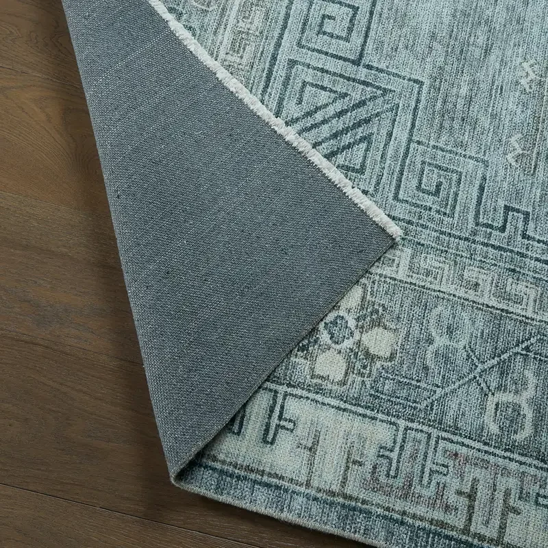 Carpet koleksiyonundan gri geometrik desenli premium halının ön ve arka dokusu